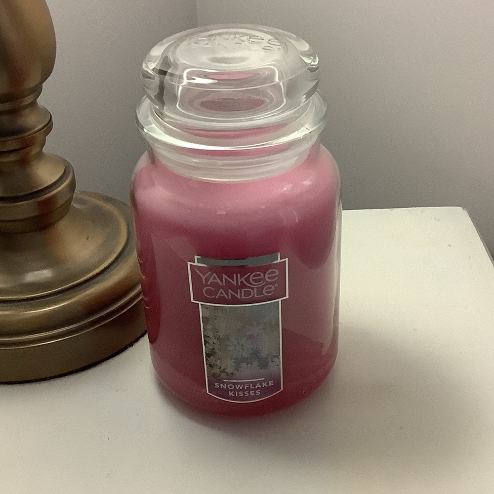 Yankee Candle Snowflake Kisses in Pink Jar